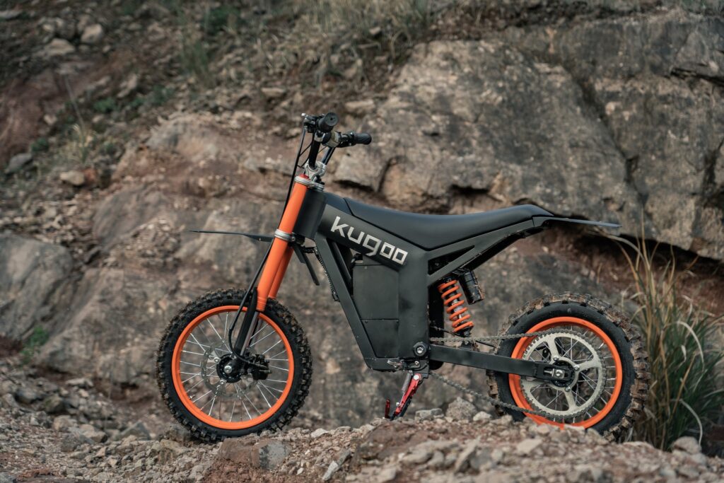 Prvá elektrická motorka Kugoo v čiernom prevedení