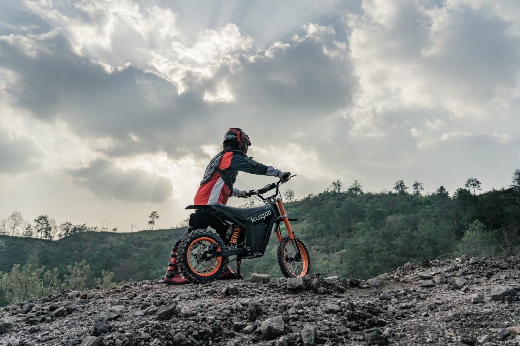 Jazdec s elektrickou motorkou Kugoo